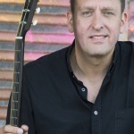 Michael Strauß mit seiner Gitarre im Braunschweiger Hafen.